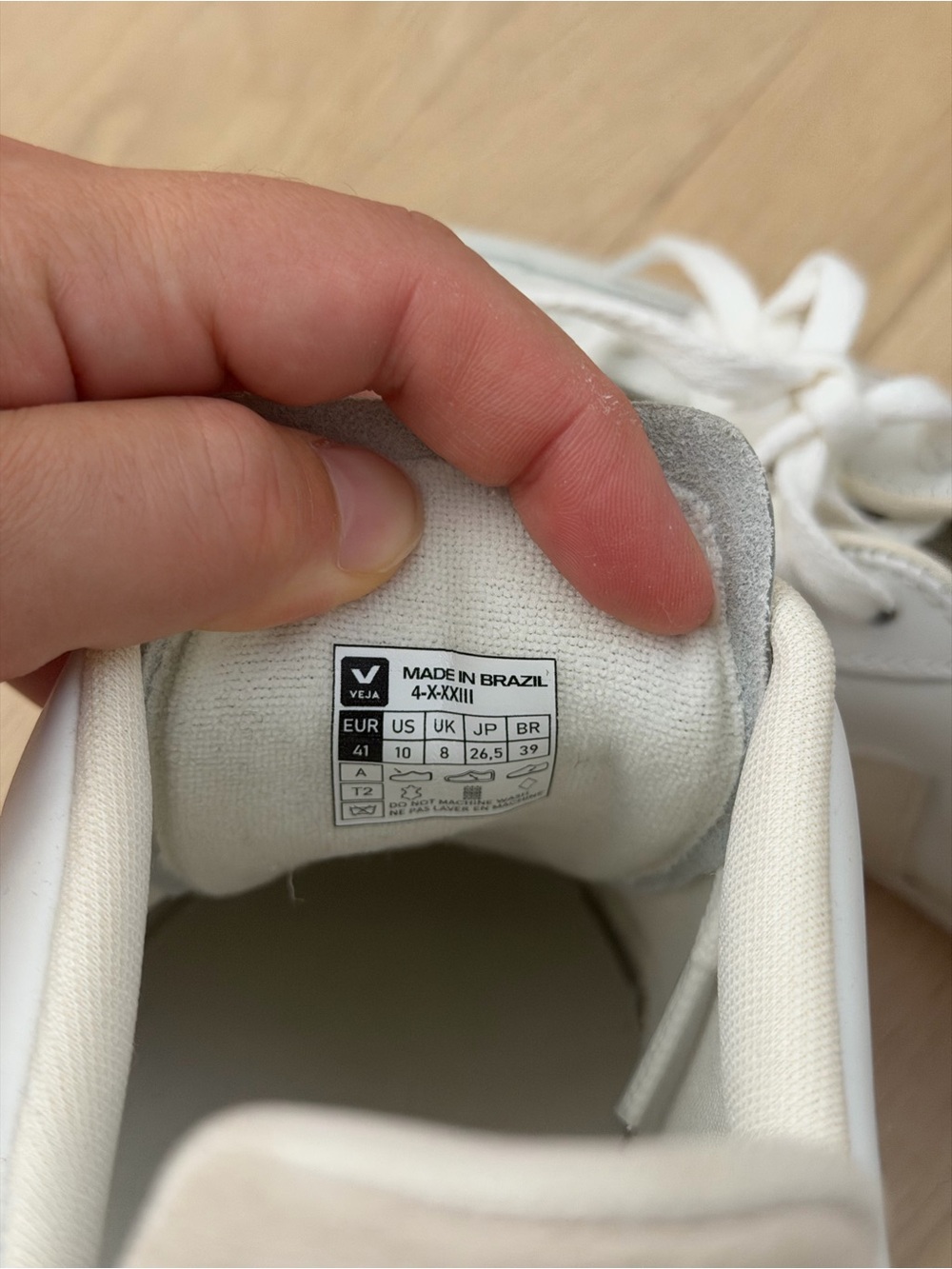Veja Low-Top Sneakers in Off-White with Beige V - Picture 4 of 4